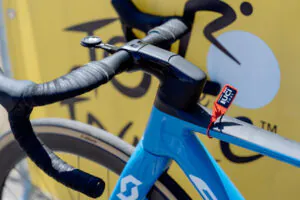 Podczas Tour de France na rowerze umieszczana jest przywieszka, aby zaplombować go i rozpocząć testy na obecność dopingu mechanicznego
